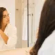 mulher escova penteando cabelo molhado - O momento errado de pentear o cabelo pode estar destruindo seus fios sem você perceber