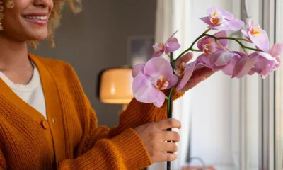 mulher flor orquidea - Orquídea em agosto: o gesto simples que faz ela voltar a florescer com força total