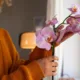 mulher flor orquidea - Orquídea em agosto: o gesto simples que faz ela voltar a florescer com força total