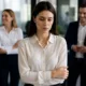 mulher trabalho - A regra que ninguém te conta sobre se encaixar (ou não) no ambiente de trabalho