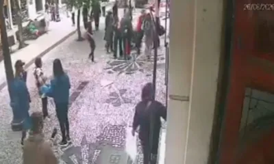 mulher0bueiro - Mulher cai em bueiro aberto no Centro de Curitiba e é socorrida por pedestres; veja o vídeo do momento