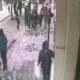 mulher0bueiro - Mulher cai em bueiro aberto no Centro de Curitiba e é socorrida por pedestres; veja o vídeo do momento