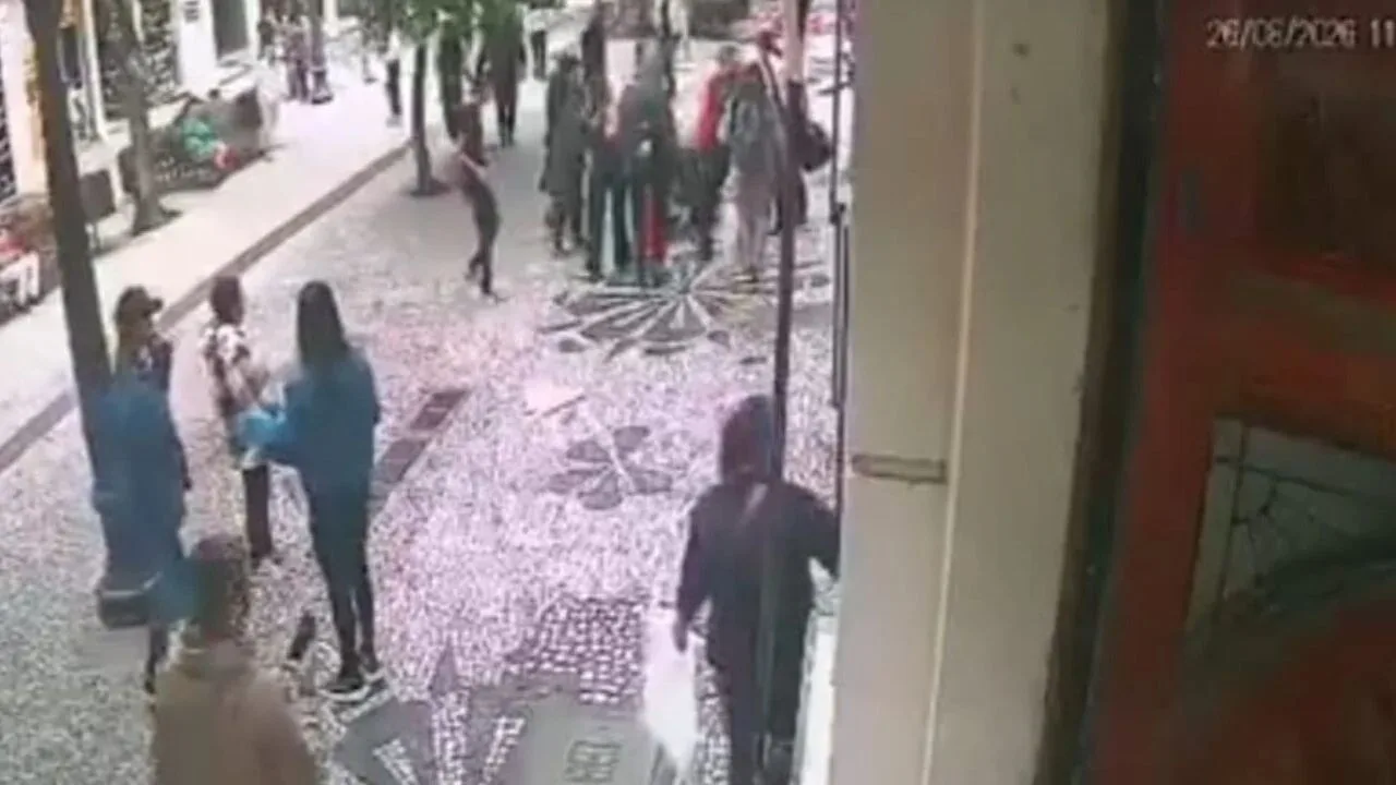 mulher0bueiro - Mulher cai em bueiro aberto no Centro de Curitiba e é socorrida por pedestres; veja o vídeo do momento