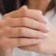 pelizinha unhas - Aquela pelinha na lateral da unha tem nome e um motivo para não sair puxando