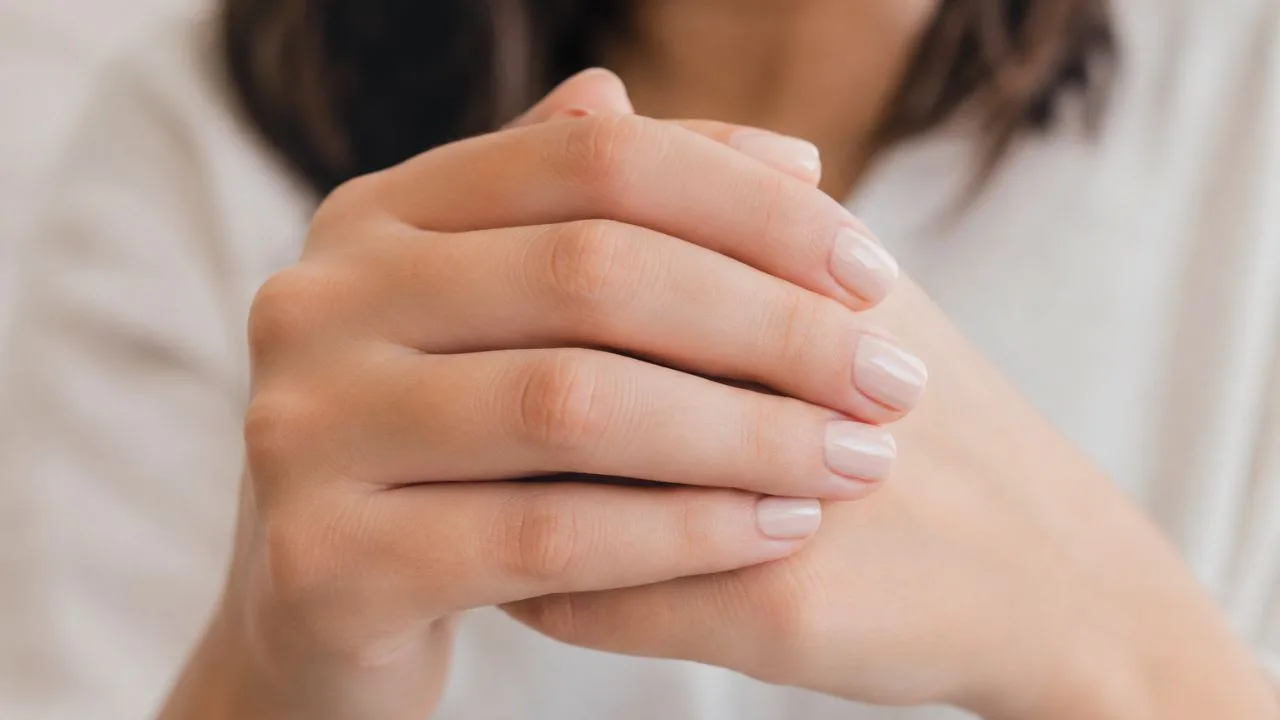 pelizinha unhas - Aquela pelinha na lateral da unha tem nome e um motivo para não sair puxando