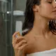 perfume banho mulher - O erro de aplicar perfume direto após o banho quente que faz o aroma evaporar mais rápido