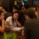 relacionamento namoro paquera - Cansada dos apps? A geração Z trocou o match por uma noite de quiz — e está funcionando