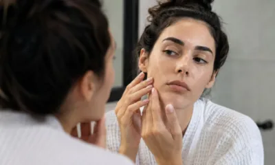 rosto mulher gordura - Sua pele oleosa na entressafra não é falta de cuidado — é ciência (e dá pra resolver)