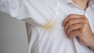 Como remover manchas amarelas de camisas brancas nas axilas (e evitar que voltem)