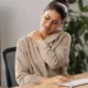 sindrome ombro - Seu ombro dói todo dia no home office? A Síndrome do Mouse pode ser a explicação