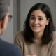 sorrir conversa - Por que sorrir durante conversas difíceis pode ser nervosismo, não simpatia, segundo a psicologia