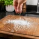 tabua sal - Sal grosso na tábua de madeira: o hábito simples que sua avó fazia (e que tem um motivo por trás)
