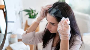 O erro que quase toda mulher comete antes de tingir o cabelo (e que pode irritar o couro cabeludo)