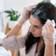tingindo cabelo - O erro que quase toda mulher comete antes de tingir o cabelo (e que pode irritar o couro cabeludo)