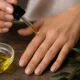 unhas azeite - Suas cutículas estão gritando por socorro? Esse ingrediente que já está na sua cozinha pode salvar suas unhas