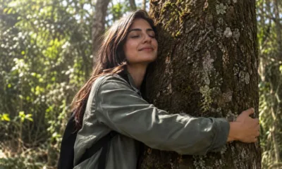 abraco arvore - Abraçar uma árvore faz bem à saúde mental: saiba como esse hábito simples pode mudar sua relação com a natureza