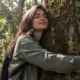 abraco arvore - Abraçar uma árvore faz bem à saúde mental: saiba como esse hábito simples pode mudar sua relação com a natureza