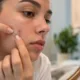 adesivo hidrocoloide - Adesivo para espinha virou febre nas redes sociais: entenda como ele age na pele e quando realmente funciona