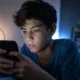 adolescente celular - Tempo de tela do adolescente: estudo com mais de 4 mil jovens mostra que a forma de uso pesa mais do que a quantidade de horas
