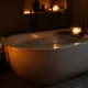 banho escuro - Tomar banho com a luz apagada virou hábito de beleza: entenda por que esse ritual simples está em alta