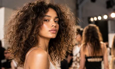 cabelo frizz - Frizz vira tendência nas passarelas: entenda o cabelo "vivido" que domina os salões e dispensa horas de escova