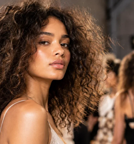 cabelo frizz - Frizz vira tendência nas passarelas: entenda o cabelo "vivido" que domina os salões e dispensa horas de escova