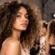 cabelo frizz - Frizz vira tendência nas passarelas: entenda o cabelo "vivido" que domina os salões e dispensa horas de escova