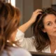 cabelo idade - Cabelo envelhece mais que roupa: veja os 3 detalhes do penteado que somam anos ao visual e como corrigir cada um