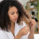 cabelo ressecado - Cabelo poroso e sem brilho? Truques de salão revelam como mudar a textura dos fios em casa