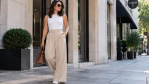 Calça larga alonga ou encurta? Veja os detalhes de modelagem que fazem a diferença para quem é baixinha