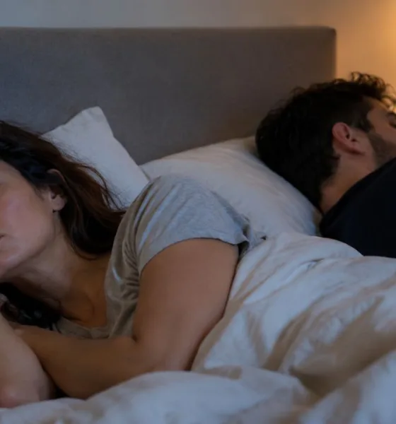 casal brigados dormir - Casais que discutem sobre isso tendem a durar mais, segundo psicólogos: saiba o que muda no Dia Internacional da Paz