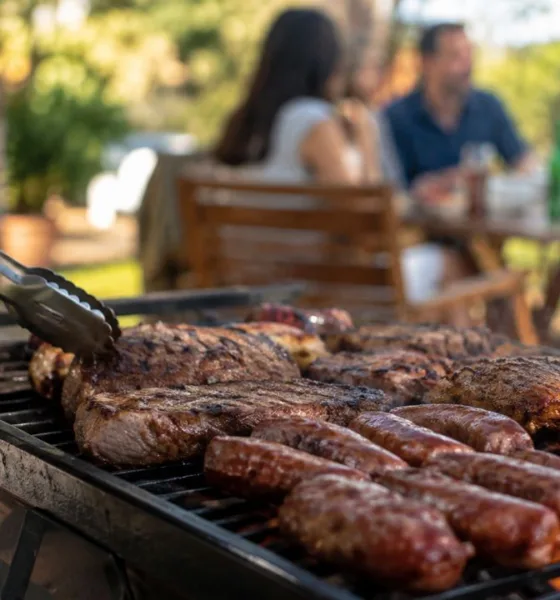 churrasco - Sonhar com churrasco: entenda o que o sonho revela sobre fartura, vida social e afetos e o que muda quando a carne queima