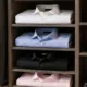 cores camisa homem - Menos camisas, mais estilo: veja as quatro cores essenciais que resolvem praticamente qualquer combinação no armário de um homem elegante