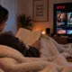 lendo livro assistindo - Maratona de fim de semana: 4 séries que prendem do início ao fim e a dica de livro que fecha com chave de ouro