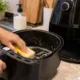 limpeza air - Limpeza da air fryer: veja o passo a passo que evita fumaça, mau cheiro e prolonga a vida útil do aparelho