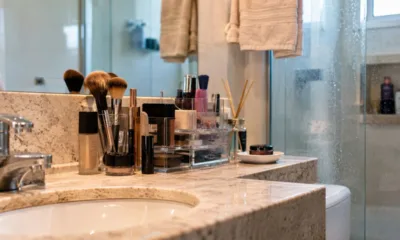 make banheiro - Guardar maquiagem no banheiro parece prático, mas o calor e a umidade do ambiente podem estragar produtos antes da validade