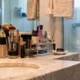 make banheiro - Guardar maquiagem no banheiro parece prático, mas o calor e a umidade do ambiente podem estragar produtos antes da validade