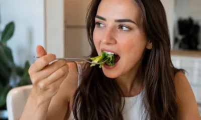 muher comendo - Você troca de lado ao mastigar ou sempre usa o mesmo? Veja por que esse hábito desgasta dentes e desequilibra o rosto