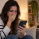 mulher ansiosa preocupada nervosa - Ficou de fora do convite e todo mundo percebeu? Entenda por que perguntar o motivo te enfraquece e o que fazer no lugar