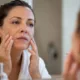 mulher bigode chines - Bigode chinês incomoda? Entenda por que essas marcas aparecem no rosto e veja como suavizar sem perder a naturalidade