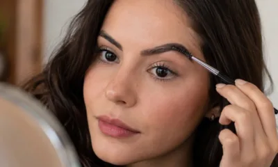mulher make sombrancelha - Testa alta incomoda? Veja como o formato da sobrancelha influencia essa percepção e qual desenho ajuda a equilibrar o rosto