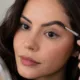 mulher make sombrancelha - Testa alta incomoda? Veja como o formato da sobrancelha influencia essa percepção e qual desenho ajuda a equilibrar o rosto