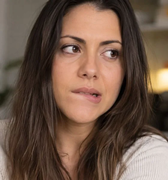 mulher mordendo boca - Você morde a boca por dentro e nem sabe o motivo? A psicanálise mostra a ligação do hábito com a infância