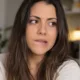 mulher mordendo boca - Você morde a boca por dentro e nem sabe o motivo? A psicanálise mostra a ligação do hábito com a infância