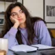 mulher preguica cansada - Procrastinação ou preguiça? Veja 5 comportamentos que revelam a diferença e como identificar o seu padrão