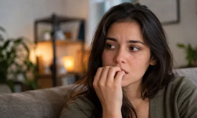 mulher roendo unhas - Por que você não consegue parar de roer as unhas? entenda a emoção por trás do hábito e o que o corpo tenta dizer