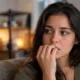 mulher roendo unhas - Por que você não consegue parar de roer as unhas? entenda a emoção por trás do hábito e o que o corpo tenta dizer