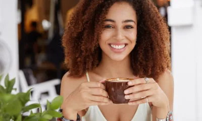 mulher tomando cafe - Top 7 cafés que ainda são de verdade (provados e avaliados)