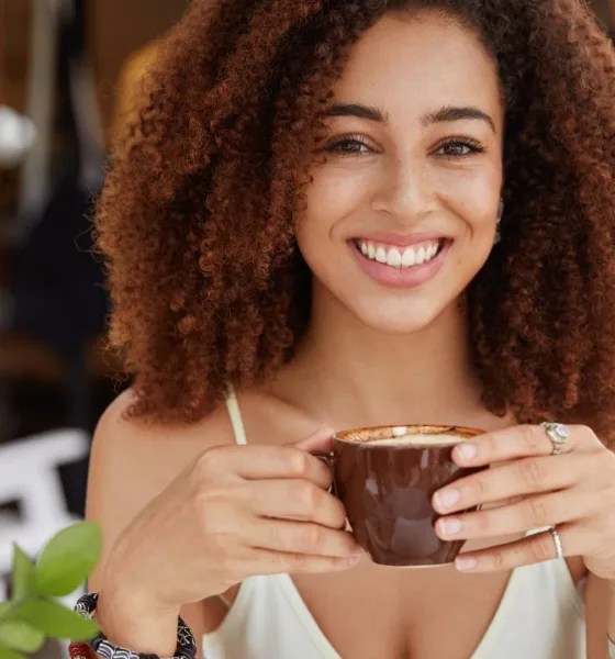 mulher tomando cafe - Top 7 cafés que ainda são de verdade (provados e avaliados)