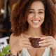 mulher tomando cafe - Top 7 cafés que ainda são de verdade (provados e avaliados)